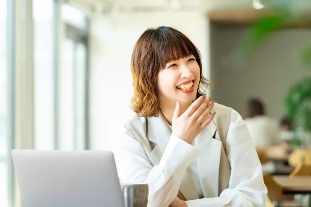 笑顔には、人の緊張をほどく力がある ― 心理学と脳科学から考える「笑うこと」の力